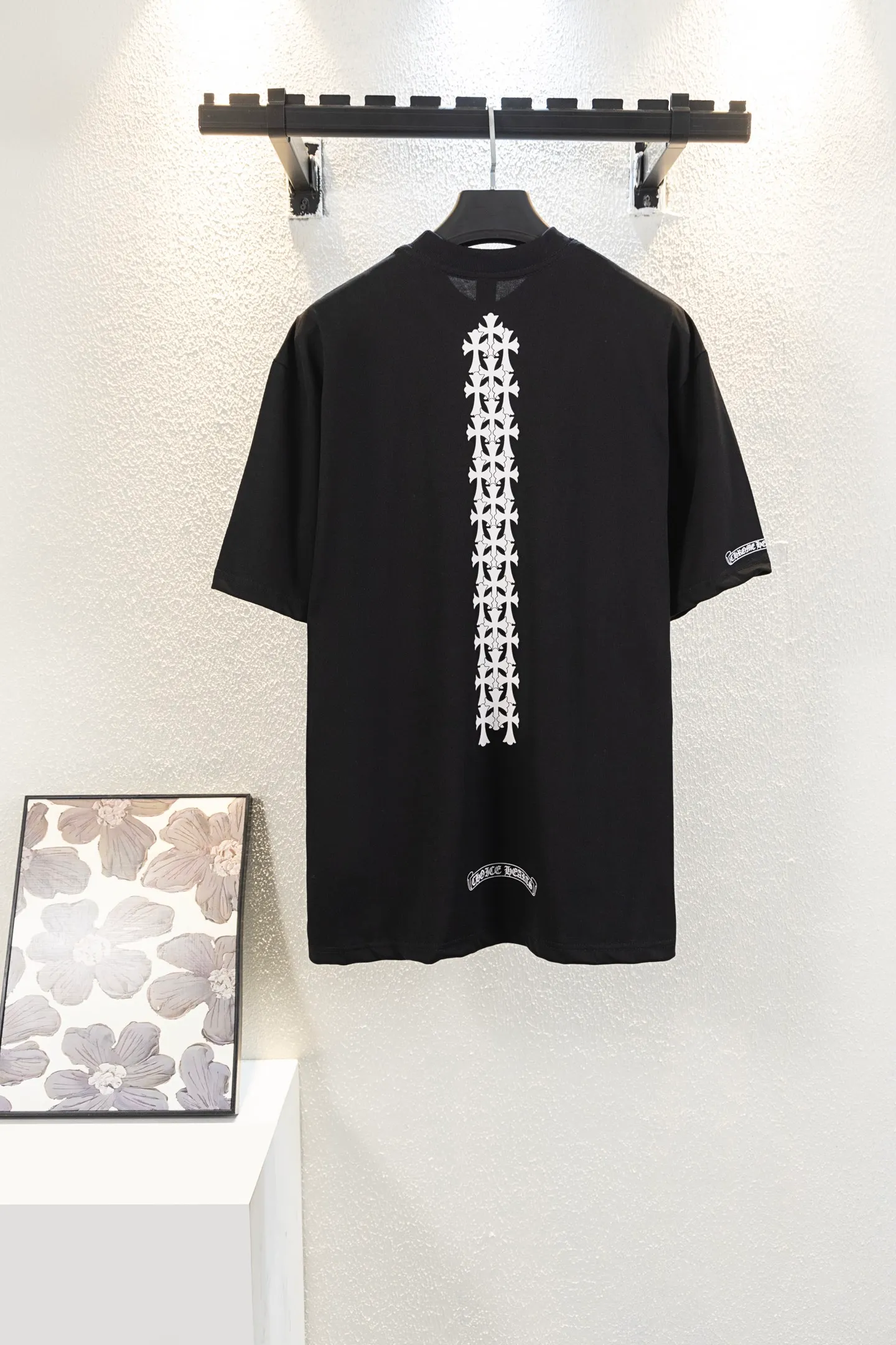 🅿️190 style number k8053 CH Kejia Sanskrit cross heavy industry foam printed T-shirt! Every one of Crow's products is really unique. Every piece has a back view. This leather label design is really cool. The leather label and silver jewelry design make the whole dress the icing on the cake. The texture of the whole short-sleeved piece is really amazing. It is made of 260g pure cotton fabric! 100% authentic to the official version, with all the details. All cuffs, shoulder seams, armholes, and necklines are all double-needle crimping. This is the rigorous craftsmanship that big brands should have. Details determine quality. The original washed tag packaging is full of style! The whole piece adopts three-needle and five-thread technology (neckline-shoulder seam-sleeve seam-double-pressed thread, which looks more three-dimensional and textured) and has the same craftsmanship as the original original, with a classic version, small dropped shoulders, and a micro silhouette! Color: Black White Size: XS-L